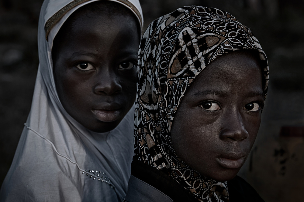 Two girls - Benin von Joxe Inazio Kuesta Garmendia