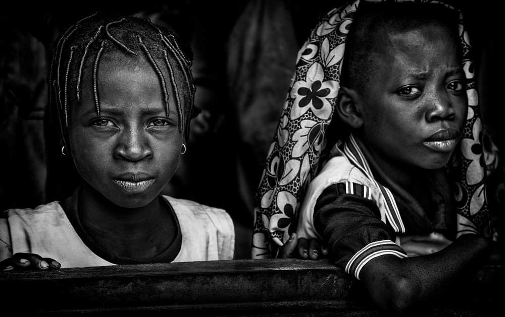 Two girls at school - Benin von Joxe Inazio Kuesta Garmendia