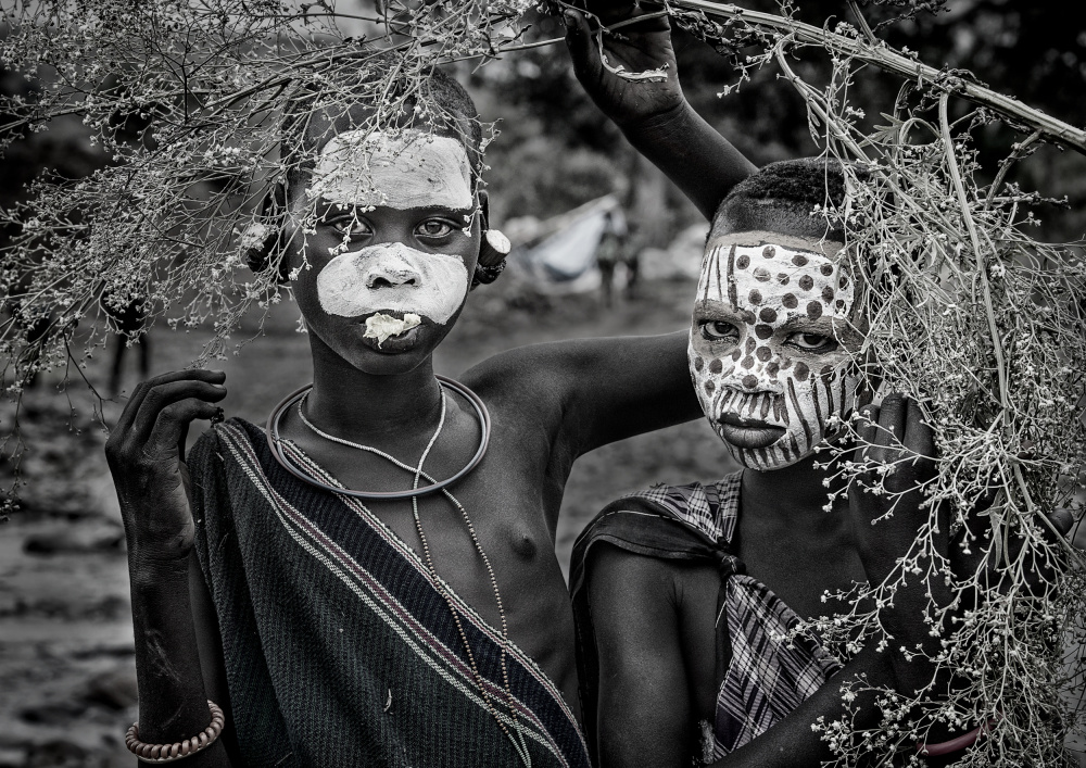 Two surmi girls - Ethiopia von Joxe Inazio Kuesta Garmendia