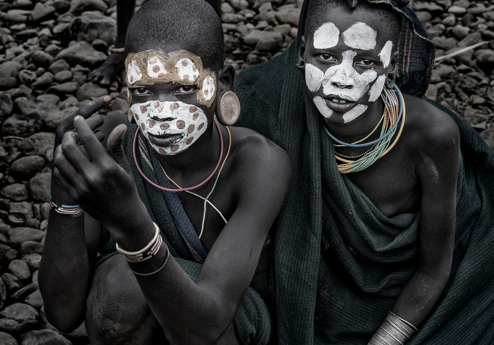 Two surmi girl painting in the bank of a river - Ethiopia von Joxe Inazio Kuesta Garmendia