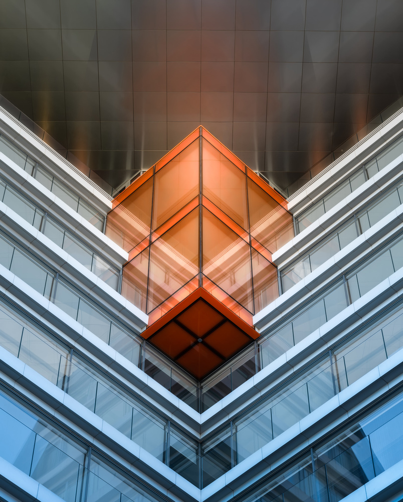 The orange cube von Juan López Ruiz