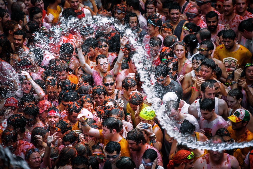 A SHOWER IN THE TOMATINA von Juan Luis Duran