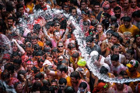 A SHOWER IN THE TOMATINA