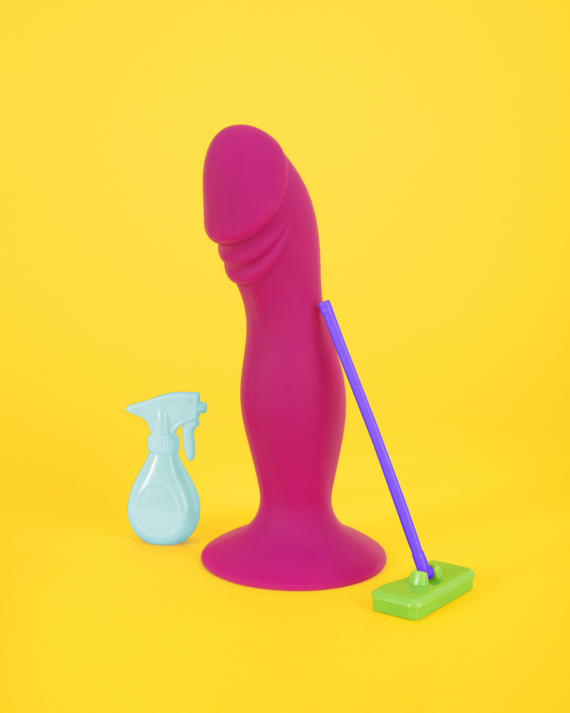 Dildo Cleaning von Julia Ramiro