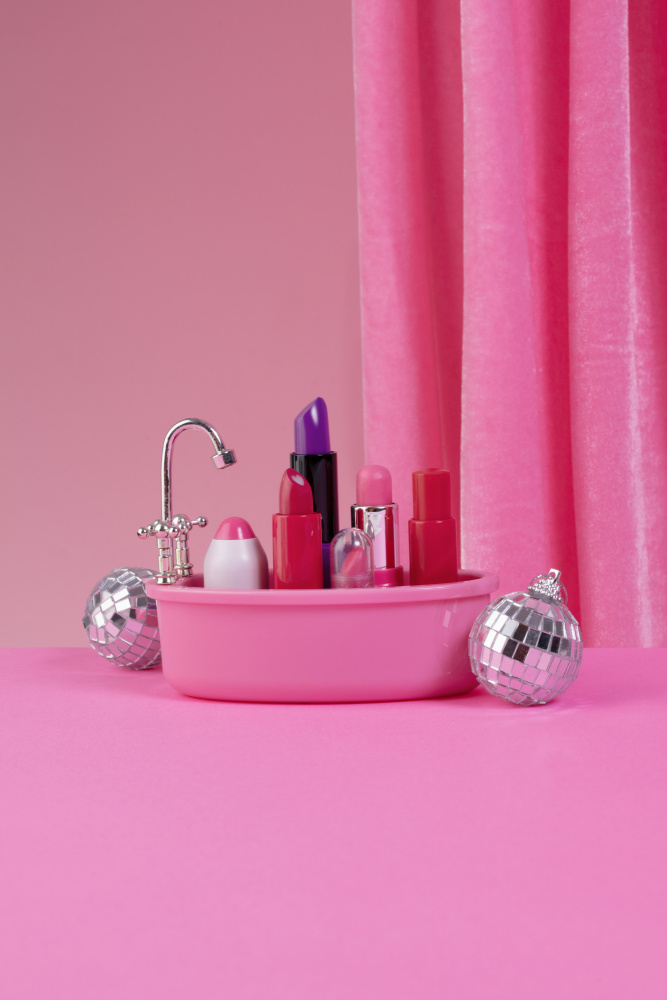 Lipstick bathtub von Julia Ramiro