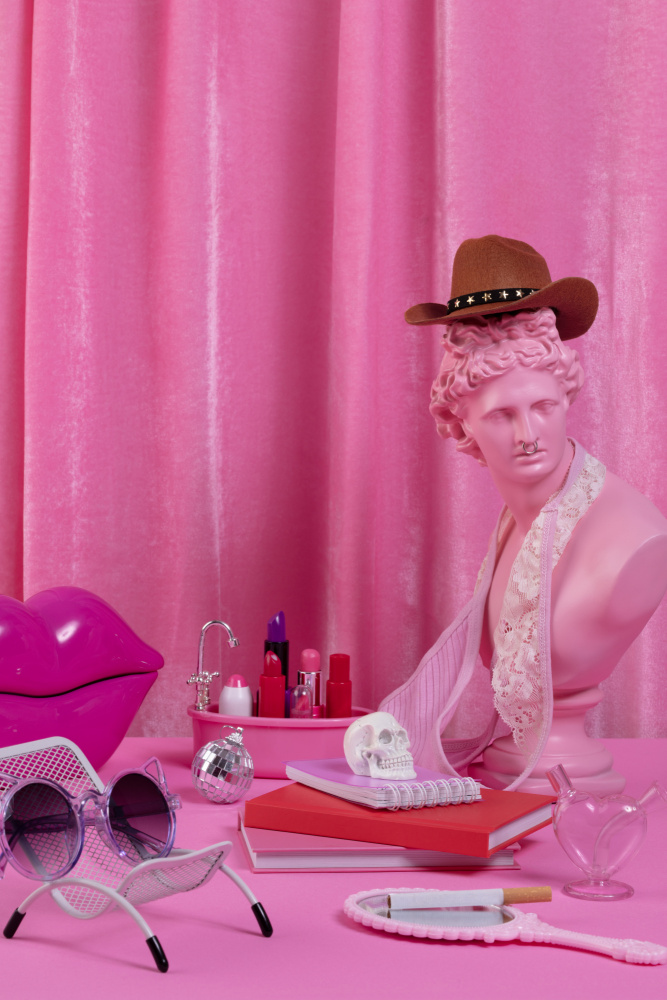 Total mess in the pink room von Julia Ramiro