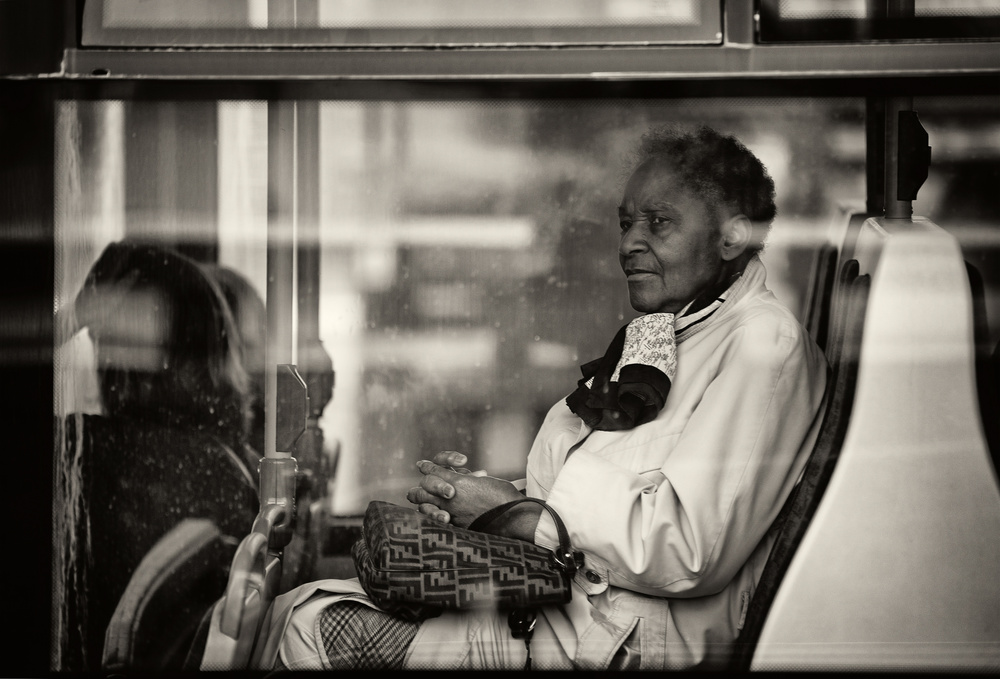 Lady with white coat von Julien Oncete