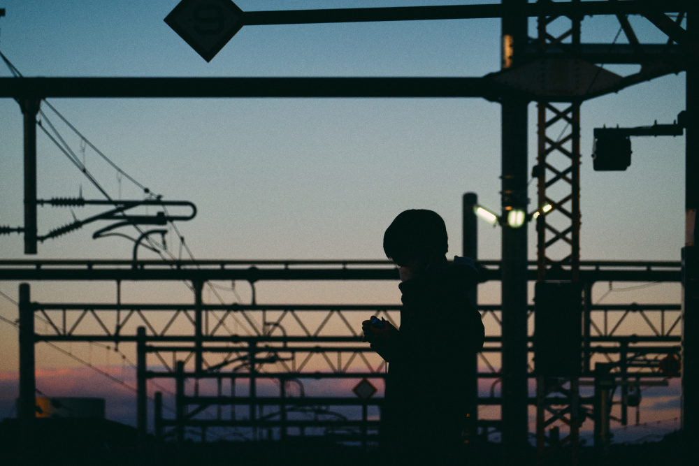 Boy at the station von Jun Suzuki