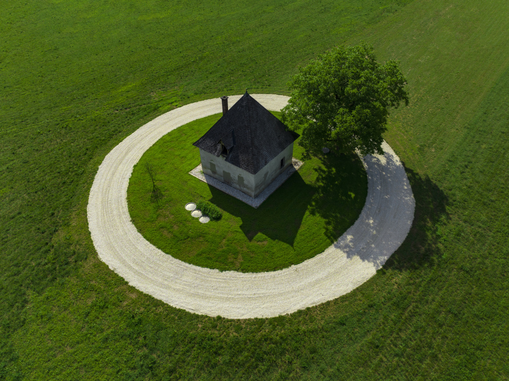 A house in the middle of a circle von Jure Kravanja