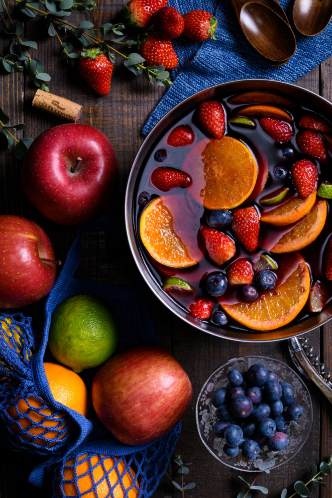 Sangria Table von Juri Aoki