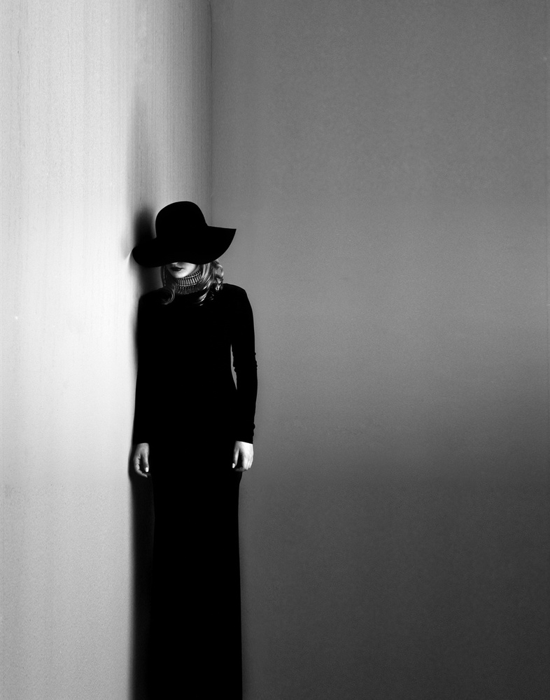 Black dress, white soul von Kalynsky