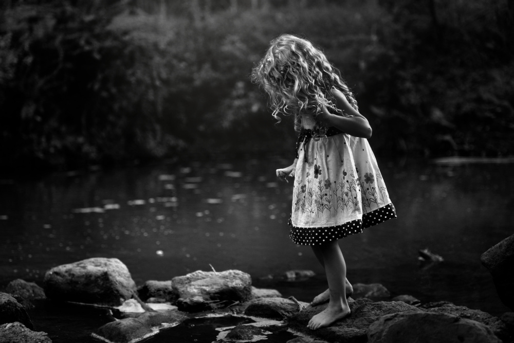 Curiosity at the Creek von Kapuschinsky