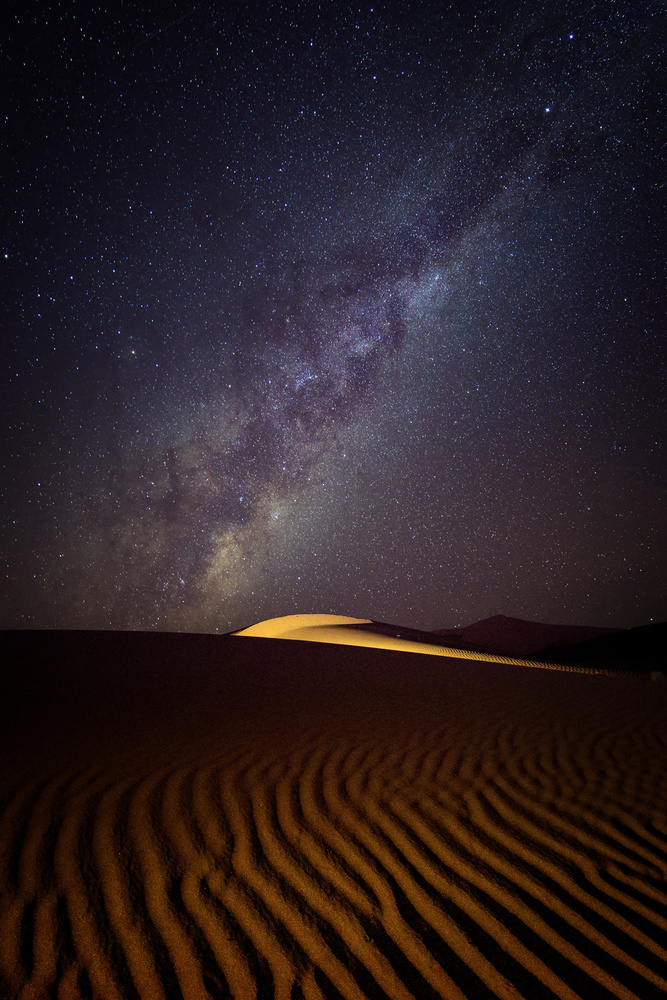 Milky Way over the Dunes of Sossusvlei, Namibia von Karen Deakin