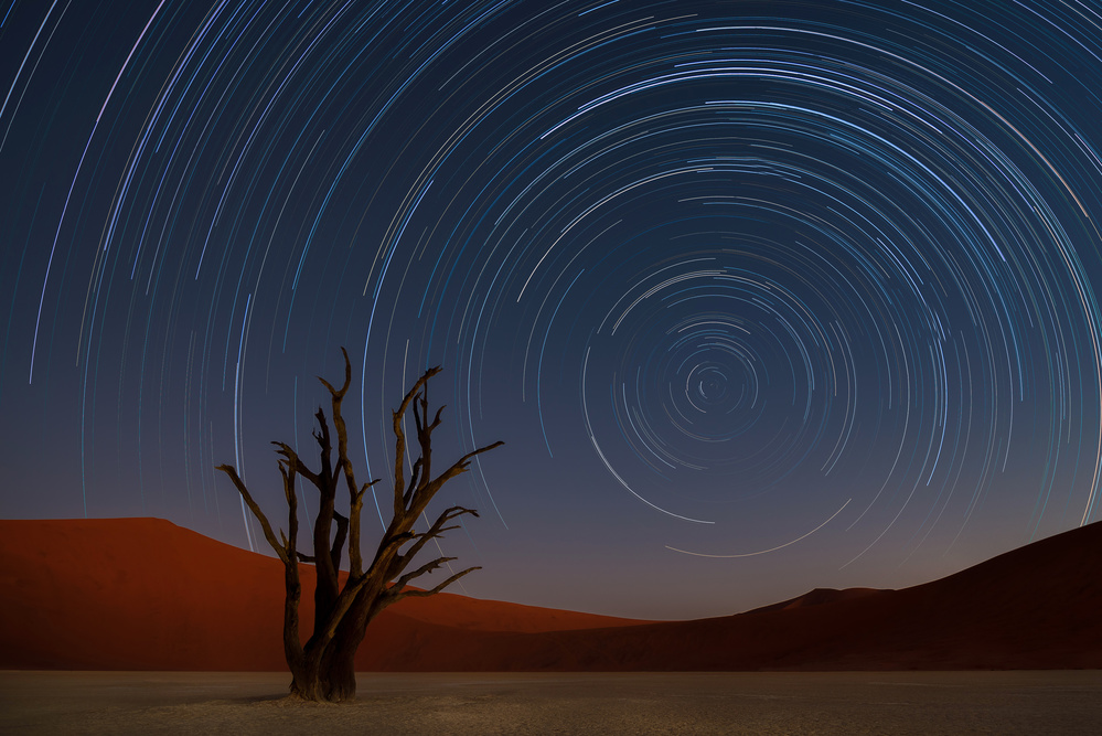 Star Trails of Namibia von Karen Deakin