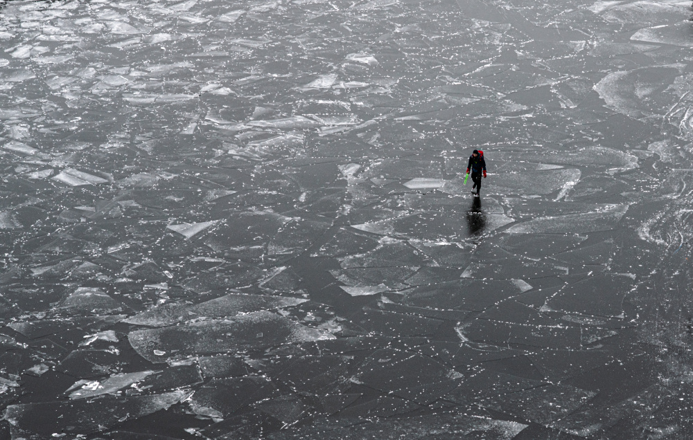 Walking on frozen lakes von Karim Al Thahaby