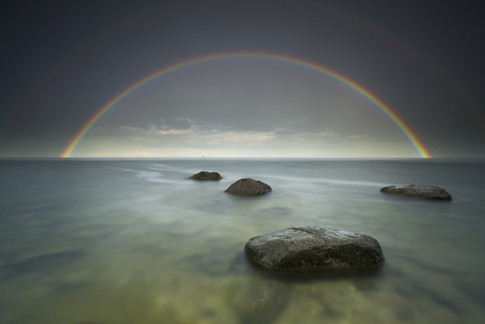 Rainbow on the Sea von Karol Nienartowicz