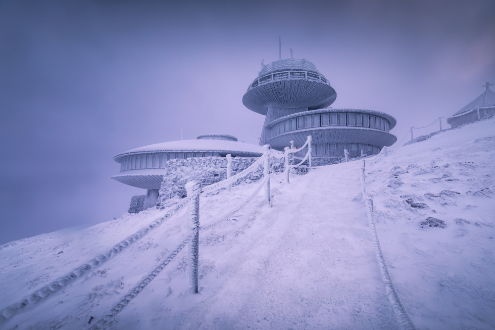 Winter in Space Station von Karol Nienartowicz