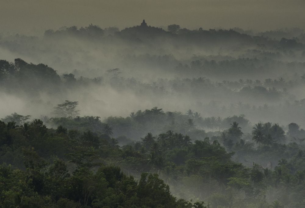 Tempel im Nebel von Karsten Wrobel