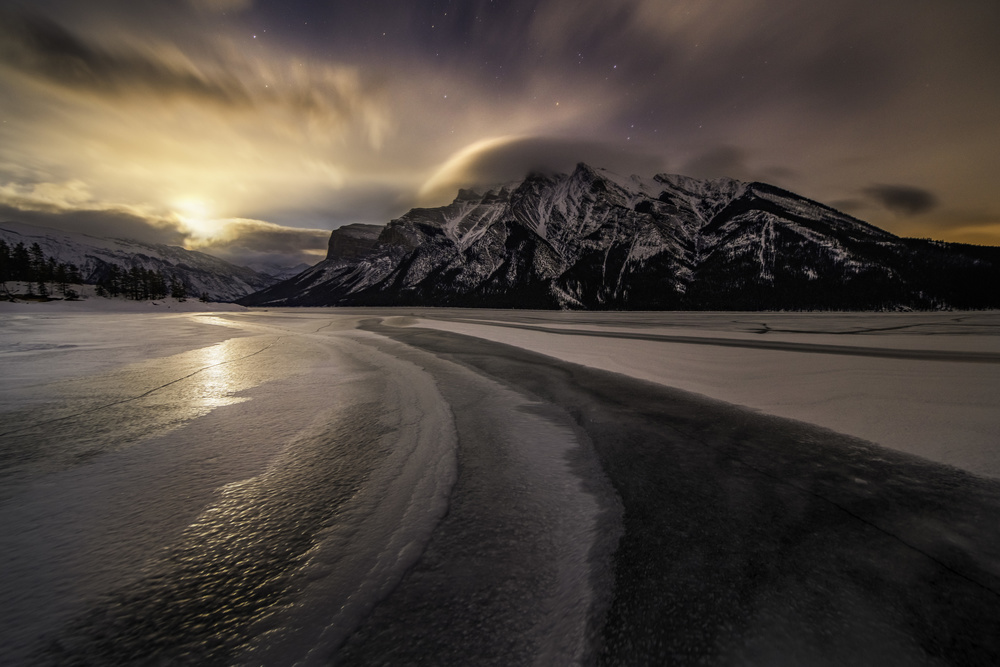 Moonrise on a frozen lake von Kejie Bao