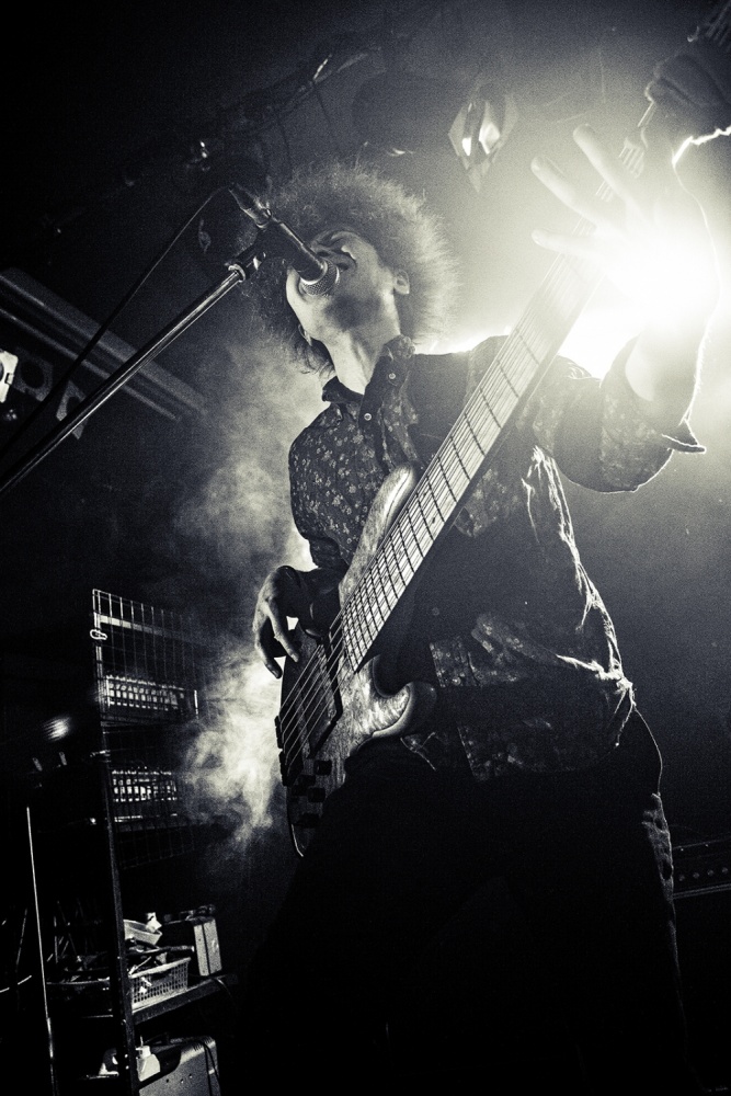 Six string bass player von Kenji Nakamatsu