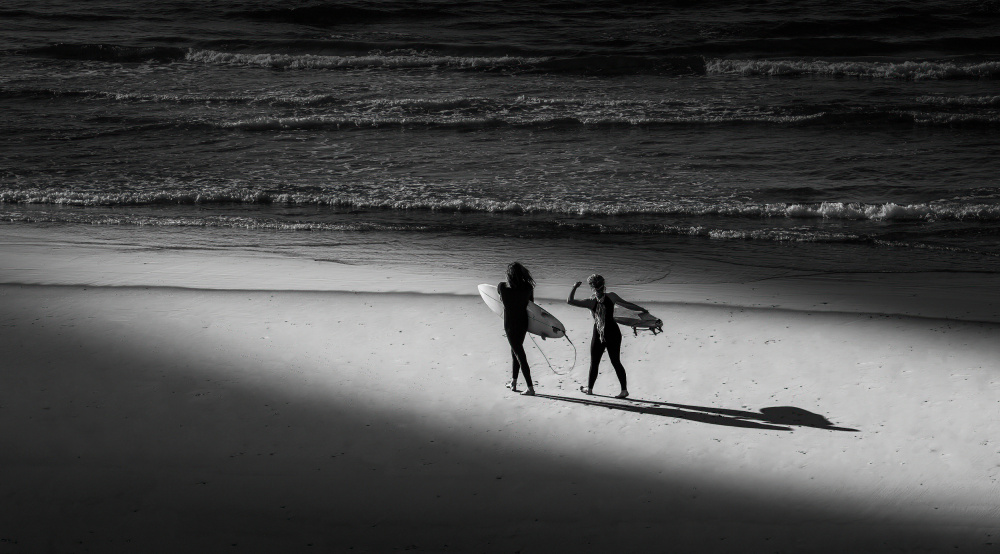 Surfing Beach von Kenneth Zeng