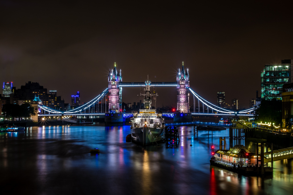 The Tower Bridge London by night von Kevin Nirsimloo