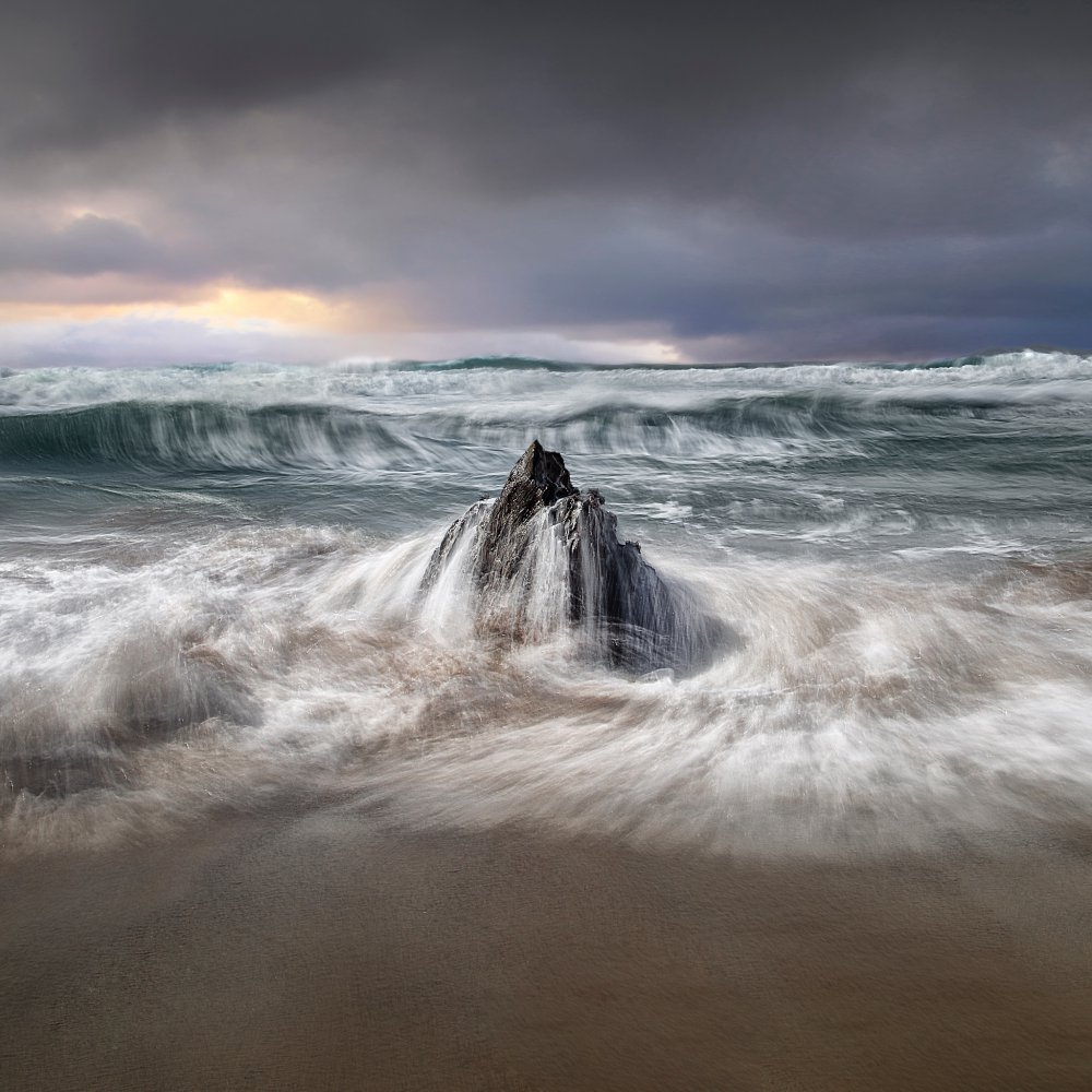 Stormy seas at Coomeenole von Kieran O Mahony AIPF