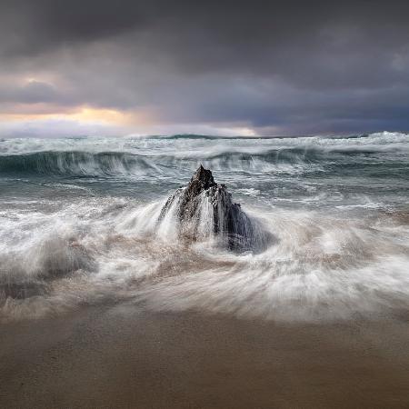 Stormy seas at Coomeenole