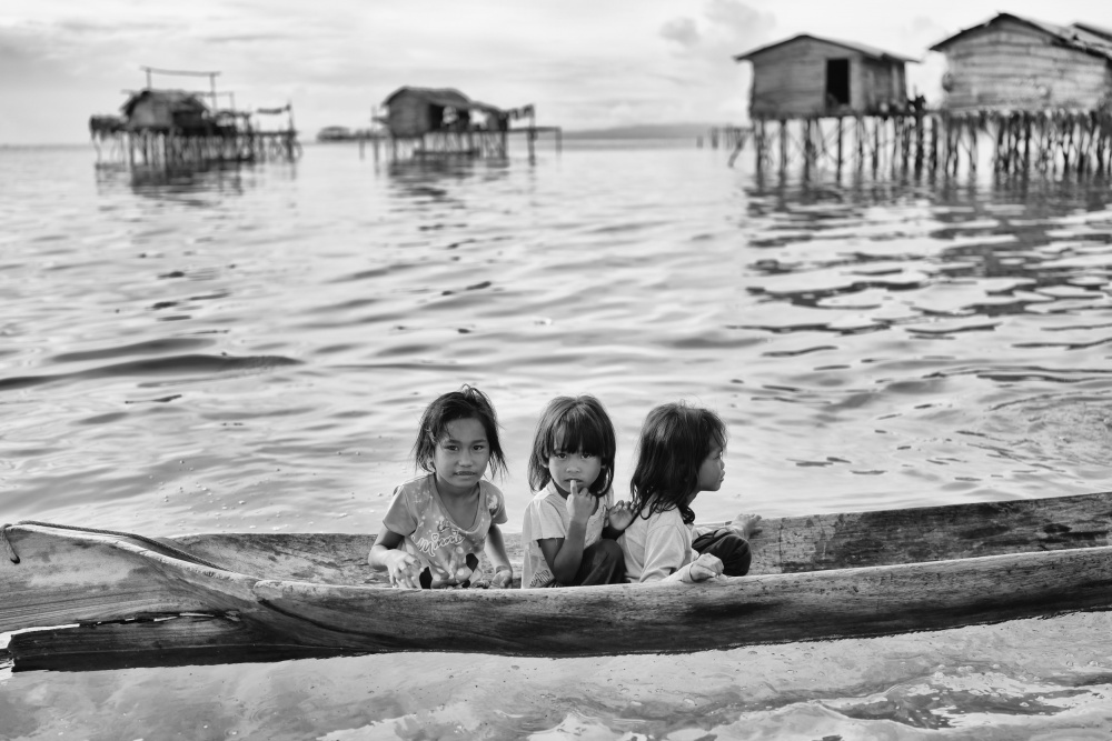 Three Girls in a Canoe von Kieron Long