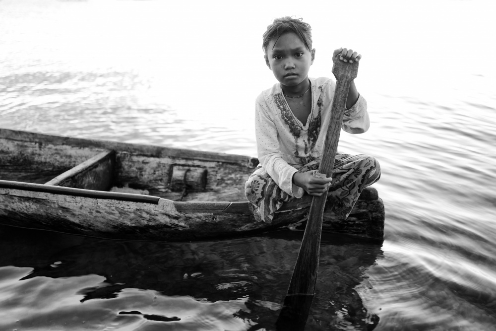 Girl in Canoe von Kieron Long