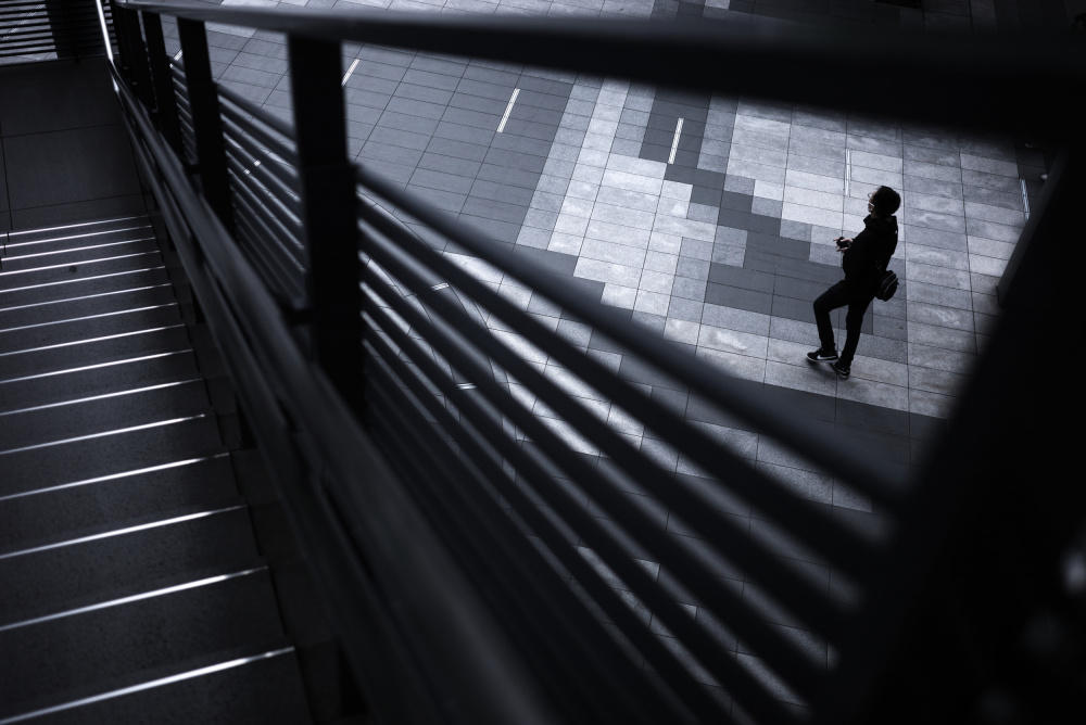 The Indigo Silhouette Through the Handrail Gap von kimny