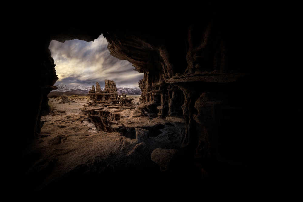 Sierra Nevada Mountains from Tufa Cave von Kirbyturnage