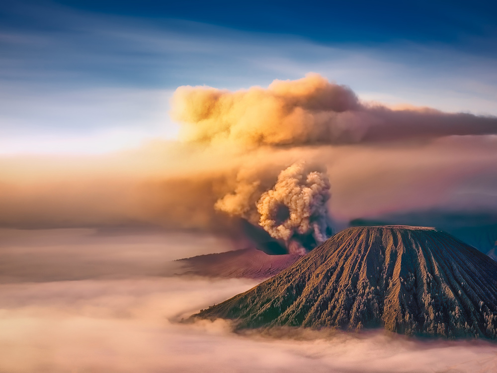 Peaceful Volcano von Kok Tien Sang