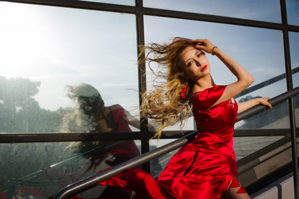 Dancing in the Wind, a Red Dress  :  Katty von Kotaro