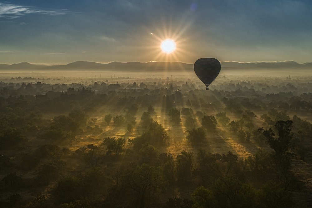 Sunrise from balloon von Lari Haras