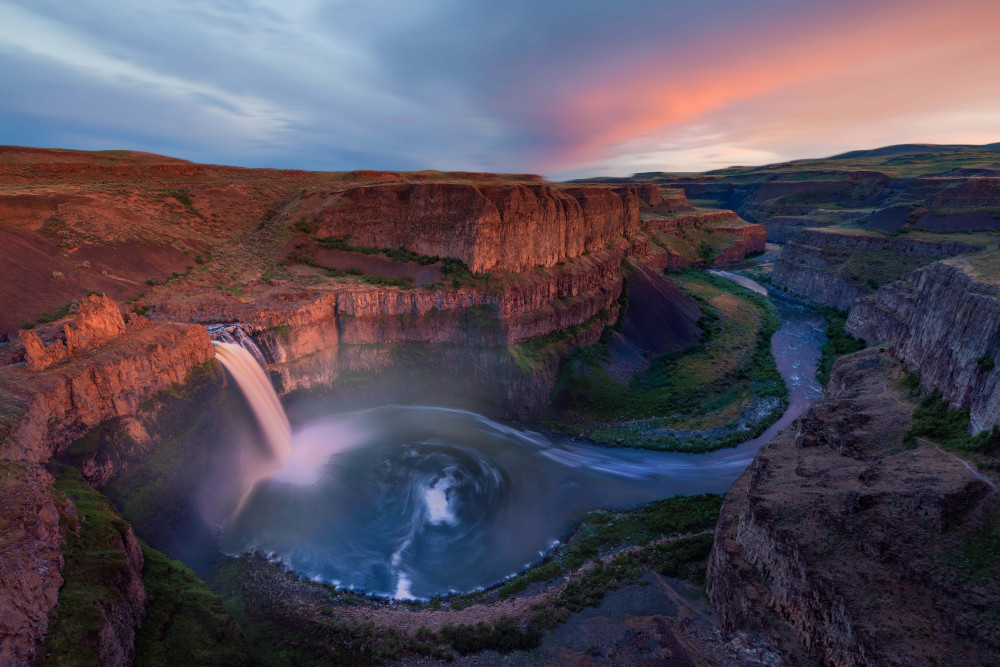 Falls at Sunset von Leah Xu