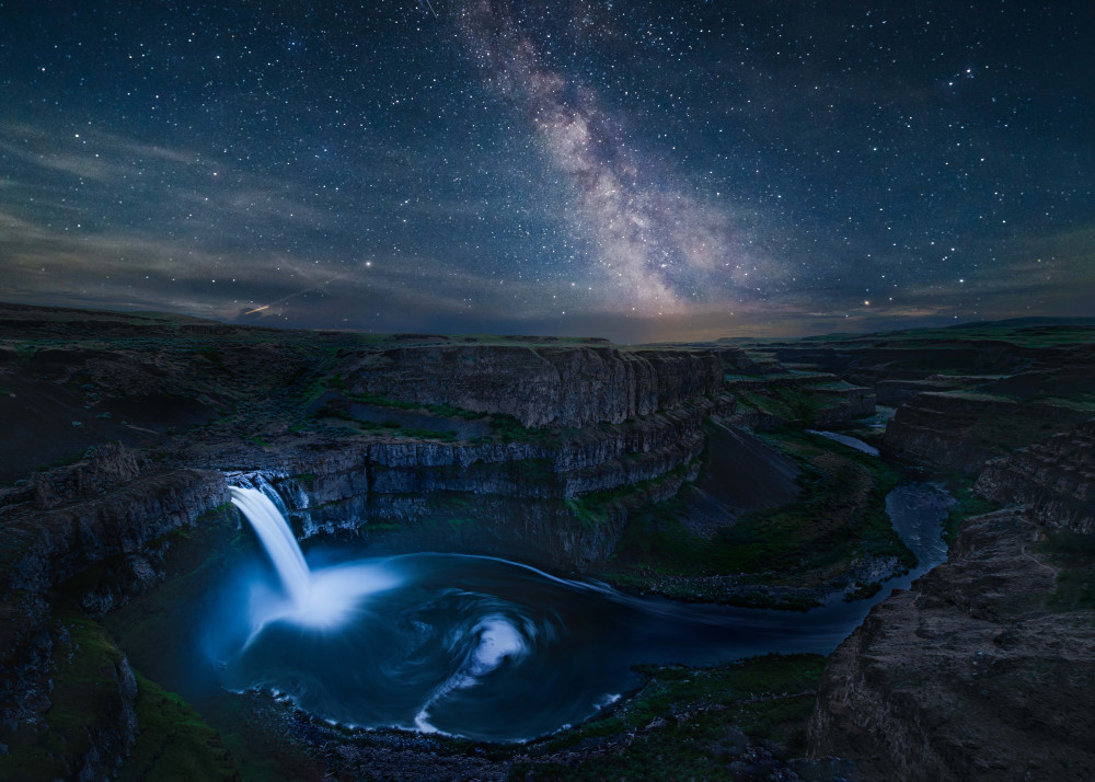 Falls in night von Leah Xu