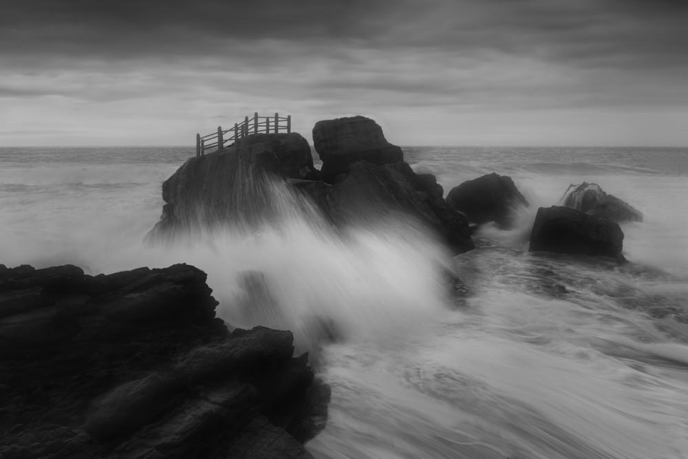 Rocks in Waves von Leah Xu