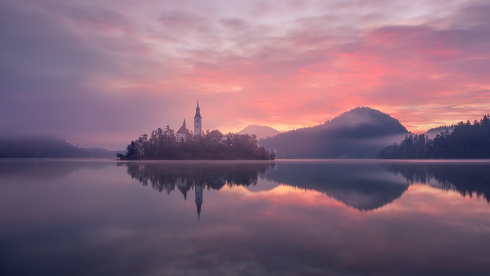 Sunrising on Lake Bled von Leah Xu