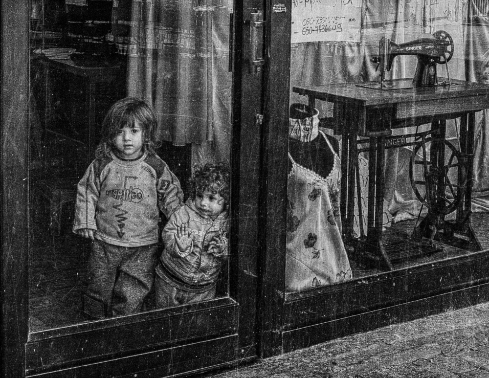 Kids and the Singer von Leonid Yermoshkin