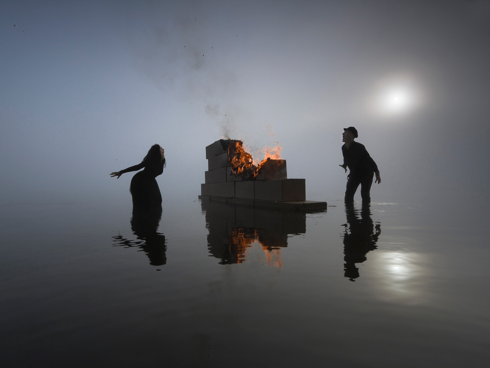 Burn the wall of seclusion von Leszek Paradowski