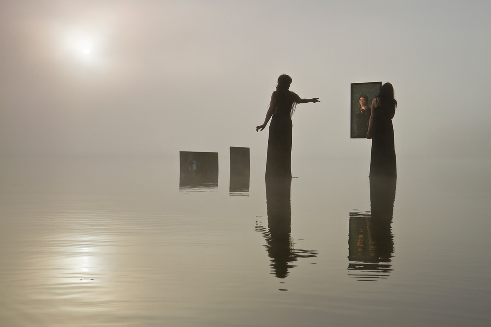 In the land of mirrors von Leszek Paradowski