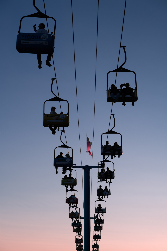 Cable Cars Toward the Dusk von Li Jian