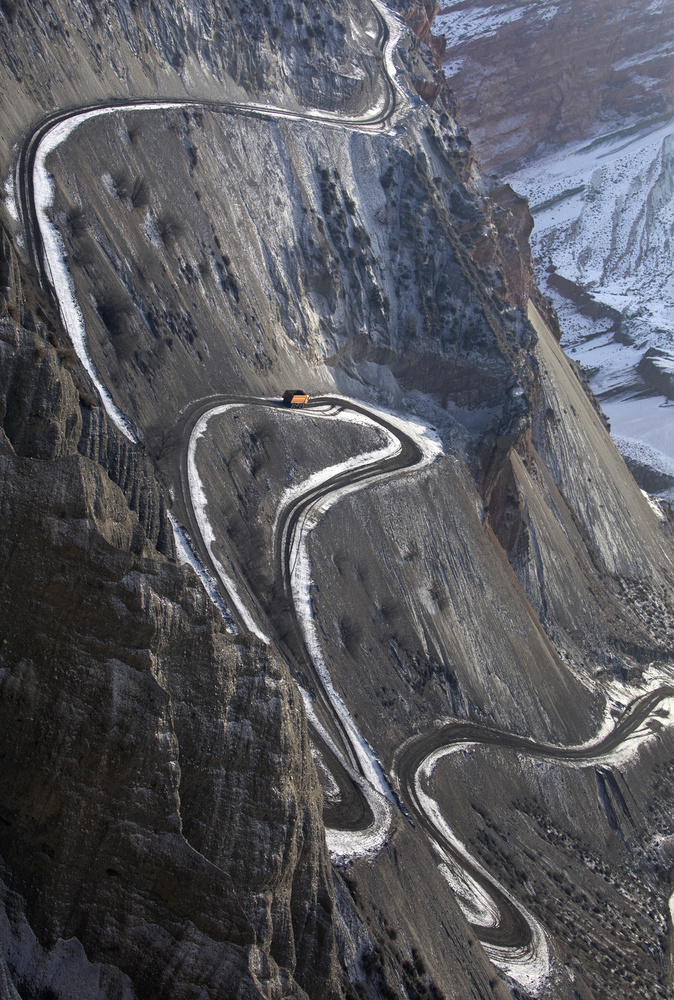 Winding road von Libby Zhang