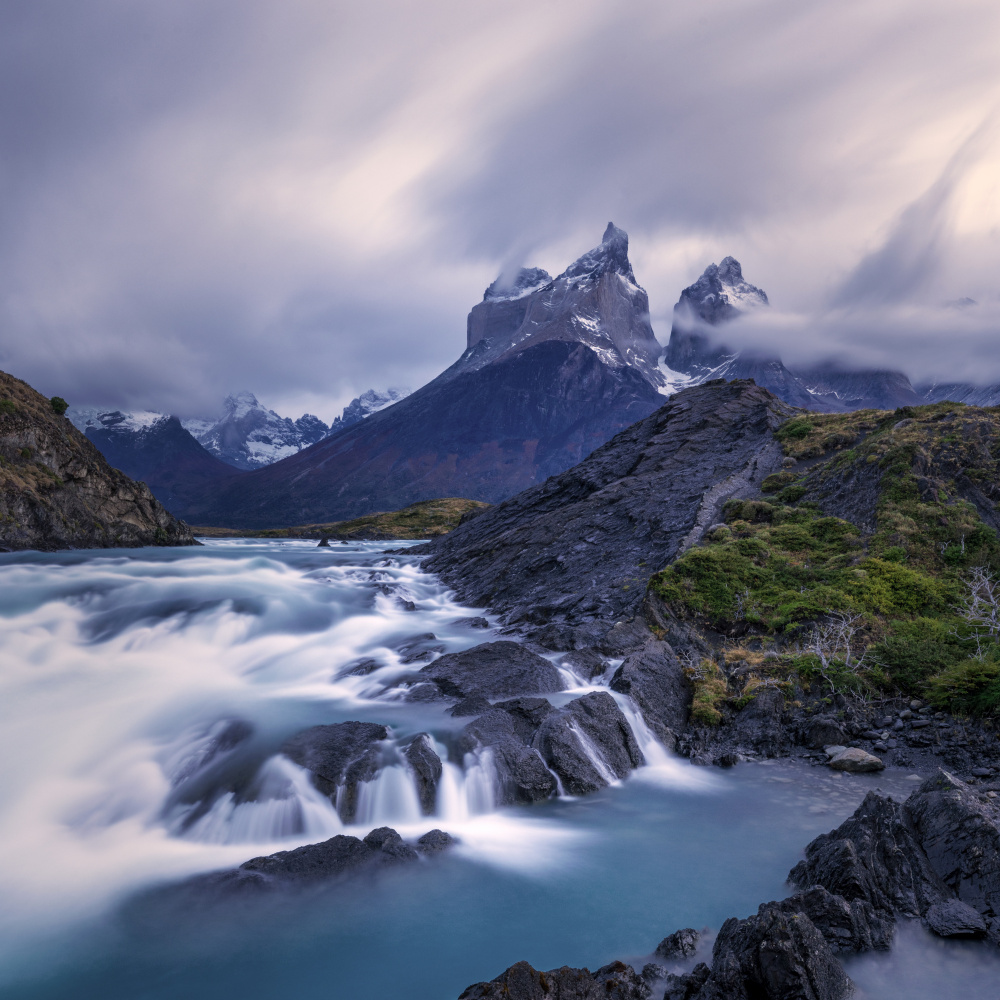 A Cloudy Morning in Torres Del Paine von Lijuan Yuan