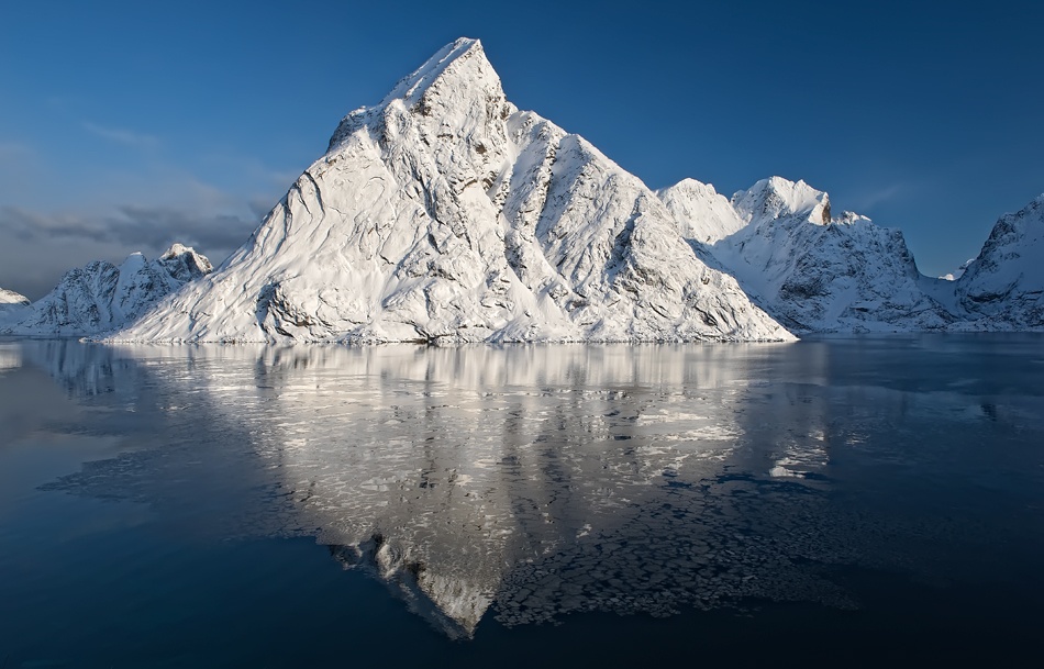 The White Mountain In The Blu von Liloni Luca