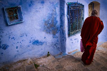 Lady in red, passing the blue