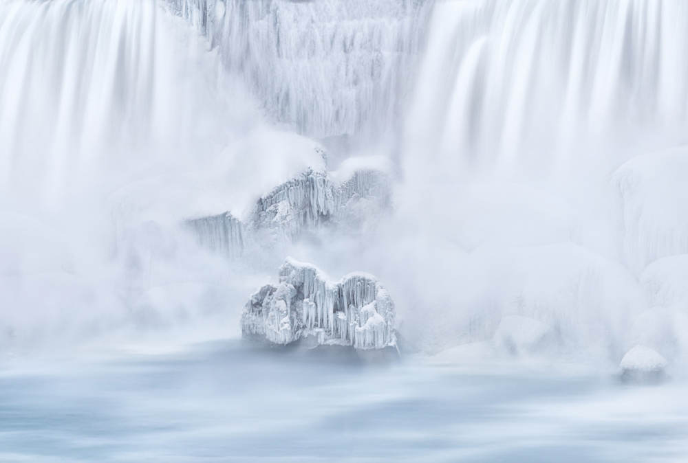 The frozen islands under the Waterfalls von Ling Lu