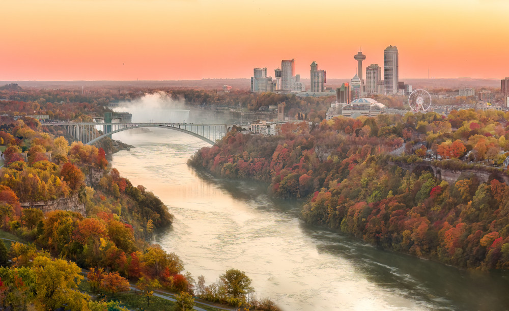 Golden Hour ,Golden Niagara Falls River von Ling Lu