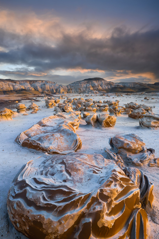 Cracked Eggs at Bisti Badlands von Livia Yeung